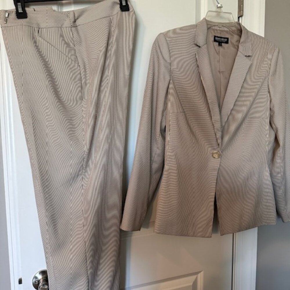 JOHN MEYER BEIGE PINSTRIPE SEERSUCKER 2PC PANTSUIT - SZ 12